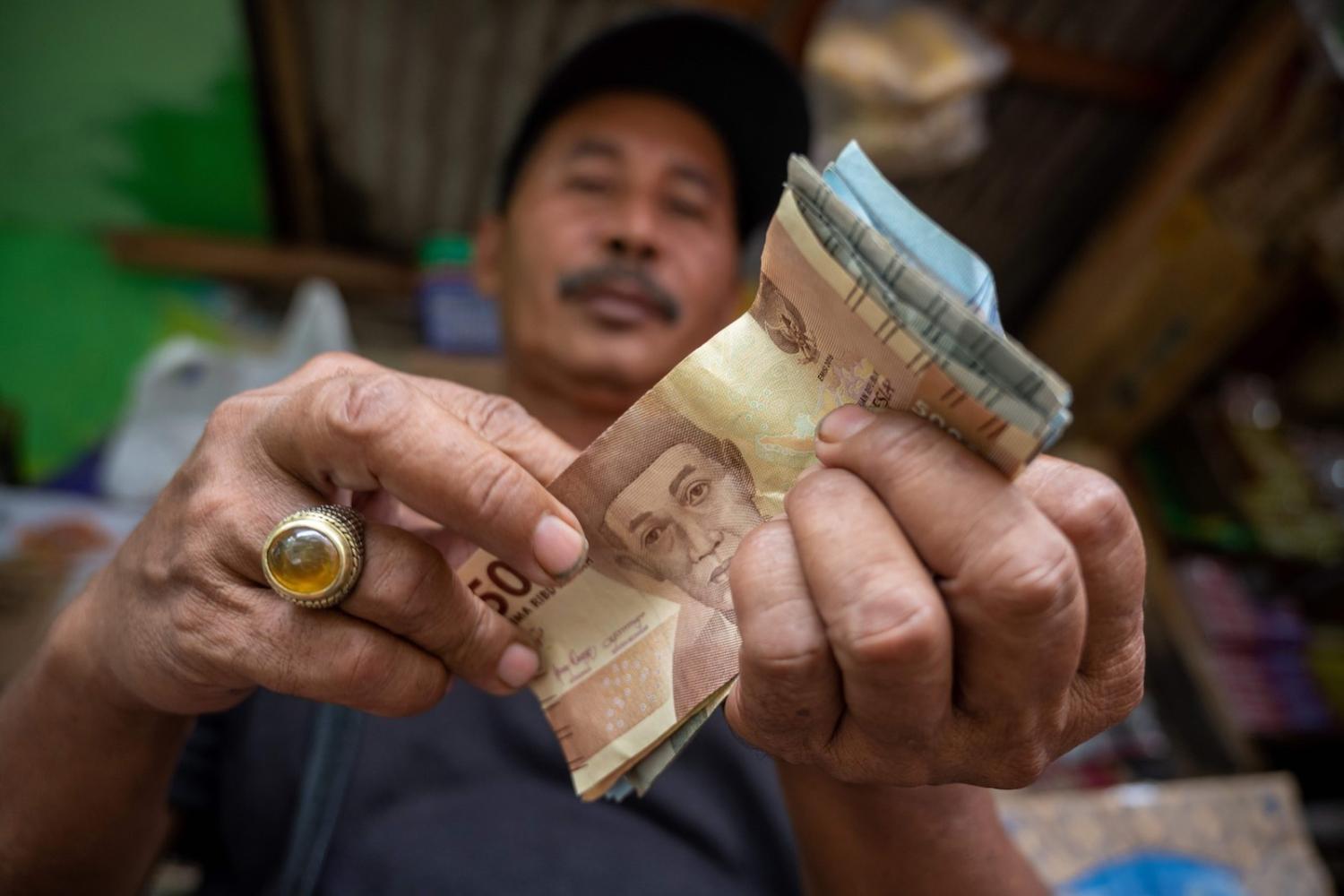 A Jakarta street vendor, February 2020 (Bay Ismoyo/AFP via Getty Images)